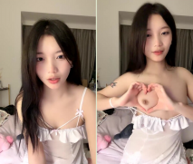 文靜乖巧嫩妹妹！居家道具自慰！脫下睡衣貧乳嫩穴，情趣開襠內褲，掰穴揉搓特寫，翹起美臀，更是誘惑