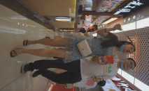 大神尾隨偷拍 邊走邊吃擼串蕾絲短裙騷貨不穿內褲逛街陰唇長滿黑毛 路邊打車花裙美女