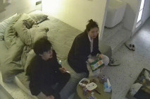 公寓酒店 眼鏡小哥和自己的小女友 吃飽零食就上床開幹 小女友趴著翹起屁股的時候 誰能頂住