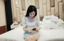 漂亮少婦吃雞啪啪 你早不來晚不來真的是整時到 大白天開房偷情 一到就直接開車 可惜胖哥沒幾分鐘就射了 方言對話