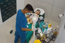 破解美容院監控攝像頭偷拍 白膚美少婦準備做陰道乳房整容 男醫生給她弄陰道她表情非常開心的笑了