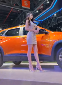 偷拍美女裙底風光 車展銀色連衣裙細高跟極品美女，白色窄內 UR級反差騷貨黑絲筒襪配情趣開檔內褲