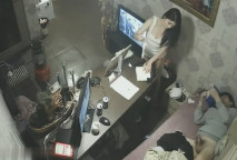 黑客破解家庭網路攝像頭偷拍 正在上網老公突然性起把明星顏值媳婦叫過來幹一炮發泄