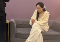 【精品獵艷】阿賓探花 - 約了個大圈美女身材苗條顏值高 從笑容到痛苦就是有點不耐操 肉棒抽插又爽又痛各種姿勢操了遍