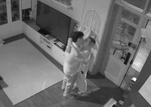 黑客破解網路攝像頭偷拍 豪宅里的的富姐晚上散步回來被老公沙發操到地板