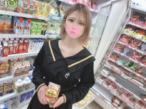 白天是公開在舞台上閃耀的地下偶像，私下是不能曝光的攝影！！