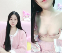 鄰家妹妹甜美少女！難得大尺度誘惑！白嫩奶子多毛粉穴，張開雙腿掰開，翹起屁股特寫，嫩穴待開發