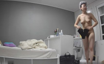 白領公寓偷裝攝像頭偷拍 眼鏡白領姐姐日常正對衛生間如廁出浴更衣盡收眼底