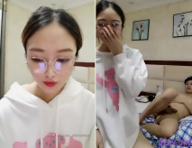 曉龍女氣質長相甜美紅唇眼鏡妹子和炮友啪啪，騎臉舔逼上位騎坐性感屁股特寫抽插