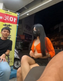 大奶妹在超商門口直播露奶