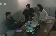 黑客破解酒吧包房攝像頭偷拍 紅內褲帥哥灌醉女同事朋友走後和她直接在沙發上開幹