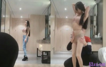 壯男商務模特群相中一位95年非常騷的性感美女，換了2套情趣裝搞被狠狠爆操淫叫說太深了