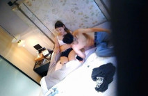 天眼酒店偷拍 年輕情侶的性福假期 妹子有點奇葩做愛前在床上刷牙是怕口臭麼