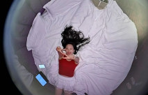 上帝視角酒店（新台）情趣圓床偷拍 紅衣白裙美女躺床上興奮對著攝像頭各種表情比耶男炮友要來了