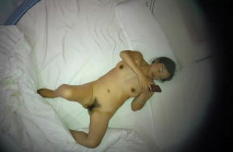 酒店情趣圓床上帝視角偷拍 溫柔少婦和大肚男開房偷情被拽至床邊站樁輸出只見少婦不見打樁機