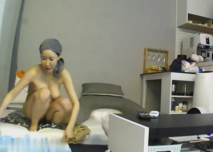 黑客破解家庭網路攝像頭偷拍 網紅臉大奶少婦被老公操完仔細看逼逼