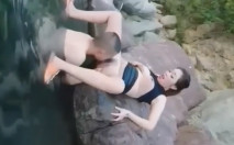 海角社區亂倫大神斷腿哥愛亂倫 性感騷媽和兒子戶外野戰小溪互舔性器官啪啪