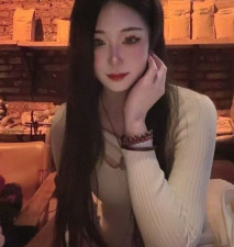 學妹人設崩塌！外表甜美，膚白貌美，巨乳翹臀身段迷人，私下卻滿身淫紋，騷勁藏不住！