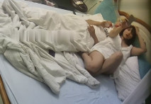 安防酒店攝像頭偷拍 眼鏡學妹和黃毛小哥男友開房 幹完自拍一番