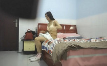 光頭紋身肥豬佬出差，小旅店招小姐泄泄火，長髮氣質姐姐服務到位還給吹一吹，啪啪搞完一起抽根煙聊聊天