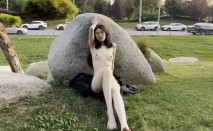 苗條文靜眼鏡美少女各種戶外場景大膽露出，天橋，江邊各種人前極限露出，人前女神 人後小狗