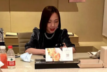 平時嚴肅的學院哲學系教師張玥媛和學生在床上的騷樣