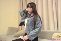 小寶尋花高顏值牛仔外套萌妹子，近距離特寫口交後入大力抽插猛操