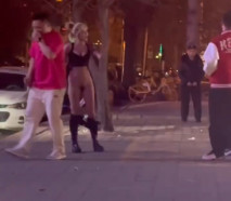 瘋狂！河北一辣妹當街脫熱褲露鮑鮑　嗆爆酒客「你不是要操嗎來啊」