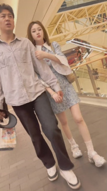 精品 頂級騷貨陪大叔逛街·細線騷丁隱約露逼貼著拍騷貨下面黑森林