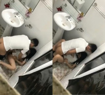 同學聚會一對學生情侶喝多了在衛生間就開幹引起多人圍觀