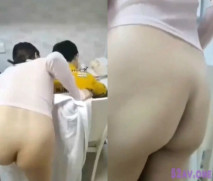 媽媽光著屁屁正準備洗澡 兒子有作業不會做 內褲都顧不上穿 撅著屁屁來輔導