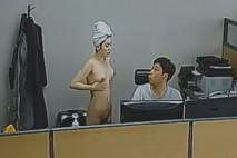 黑客破解寫字樓監控攝像頭偷拍 騷貨少婦和領導加班在公司過夜一大早穿著領導的褲衩勾引領導在沙發上啪啪