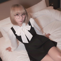 一個身材嬌小、18歲、超級敏感的年輕女孩在情侶酒店裡突破了自己的極限♡ 用振動器輕輕呻吟，然後被從後面猛烈地插入她粉嫩光滑的陰道裡中出。