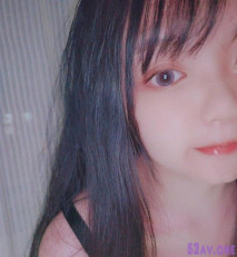 可愛小仙女，軟軟的小白兔自己玩，粉粉的小穴自己拿大大雞巴玩 快樂喔~