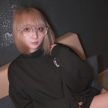 【初撮】1年級18歲 希望成為專業的聲優。 在網咖壓低聲音偷偷地活塞。 因為緊張感而興奮，把精液射在了緊緻的剃光陰戶上。