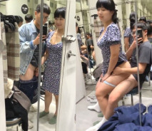 屌炸天！年輕小情侶尋求刺激，在喧囂的商場試衣間對著鏡子邊拍邊肏全程露臉，對話淫蕩