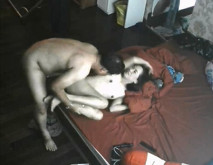 《居家攝像頭破解》中年大叔猛操美女老婆 各種姿勢啪啪