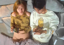 最新兩天酒店偷拍年輕情侶開房啪啪！漂亮圓臉妹子長相清純非常白皙，一雙美腿穿上厚肉絲 挑逗足交男友 狠插