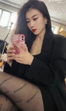 山東煙台萊州沙河王木木燒烤店老闆娘接受指令裸聊自慰爆發淫水井噴，震驚全網！