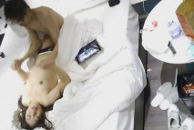 八月流出稀有酒店偷拍 直播台一邊看劇一邊做愛的白領情侶