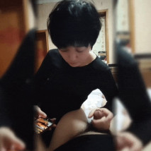 2024年最新流出，泡良大神，【雨竹先生】，新疆短髮人妻，完美露臉有生活照，良家感的床上尤物，小穴粉嫩奶子大用力操