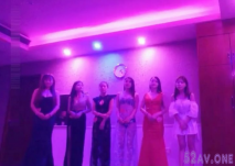 貴在真實 賭球贏錢的中年男洗浴中心1200選了位開叉長裙大長腿美女服務,搞了一半心血來潮又叫了一位美女一起來玩雙飛!