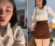 性感尤物短髮美女！襯衣包臀裙超誘人！熱舞誘惑一番，翹起肥臀看騷穴，衛生間地上摸穴，美女極度淫騷