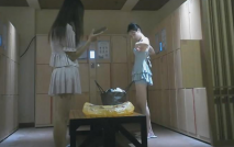 十二月新流出大神潛入水上樂園更衣間四處游走偷拍 把毛巾裹在頭上樣子有點搞笑的美女身材還不錯