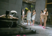 澡堂子內部員工偷窺多位美女少婦其中兩位大奶子少婦真有料