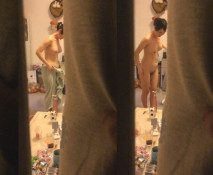 激動的心顫抖的手，扒窗簾真實偸拍嫂子裸身出浴擦乳液保養身體的樣子，一對車燈看硬了