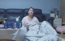 黑客破解家庭網路攝像頭偷拍 大叔約少婦到家裡吃火鍋喝酒到早上性起幹一炮