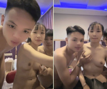 兩男一女酒店開房！一個操逼哥們旁邊觀戰！馬尾辮小騷貨，抓屌吸吮，多毛一線天肥逼，懟入爆操好緊