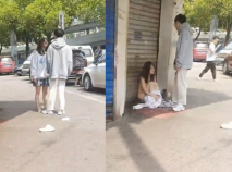 吃瓜-JK妹子得知自己男友出軌自己最好的閨蜜後，在大街上當著男友面大哭大鬧,用頭撞牆,脫光衣服竭撕底裡大叫