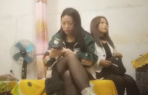 漂亮輕熟女 關起 怕啥被誰看見 快過來幹逼逼 身材苗條 手機打著燈操逼 貌似老熟人被無套輸出 內射